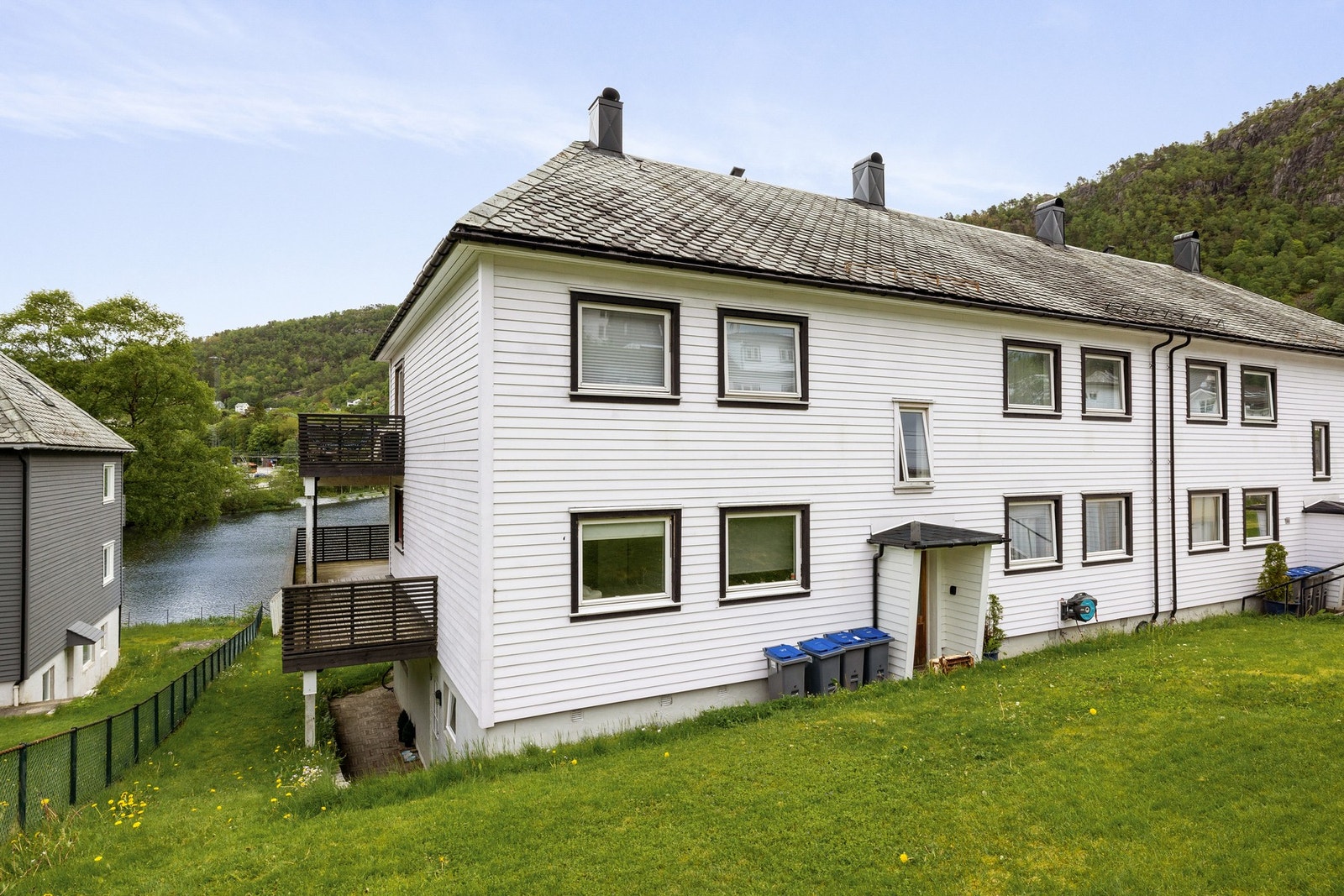 Leiligheten går over to plan og ligger fint til i et velholdt sameie med 8 seksjoner. Galleribilde