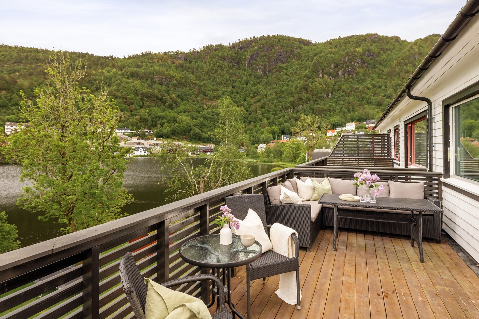 På sommerstid blir dette som en naturlig forlengelse av stuen. Her kan du nyte fine stunder både morgen og kveld. Galleribilde
