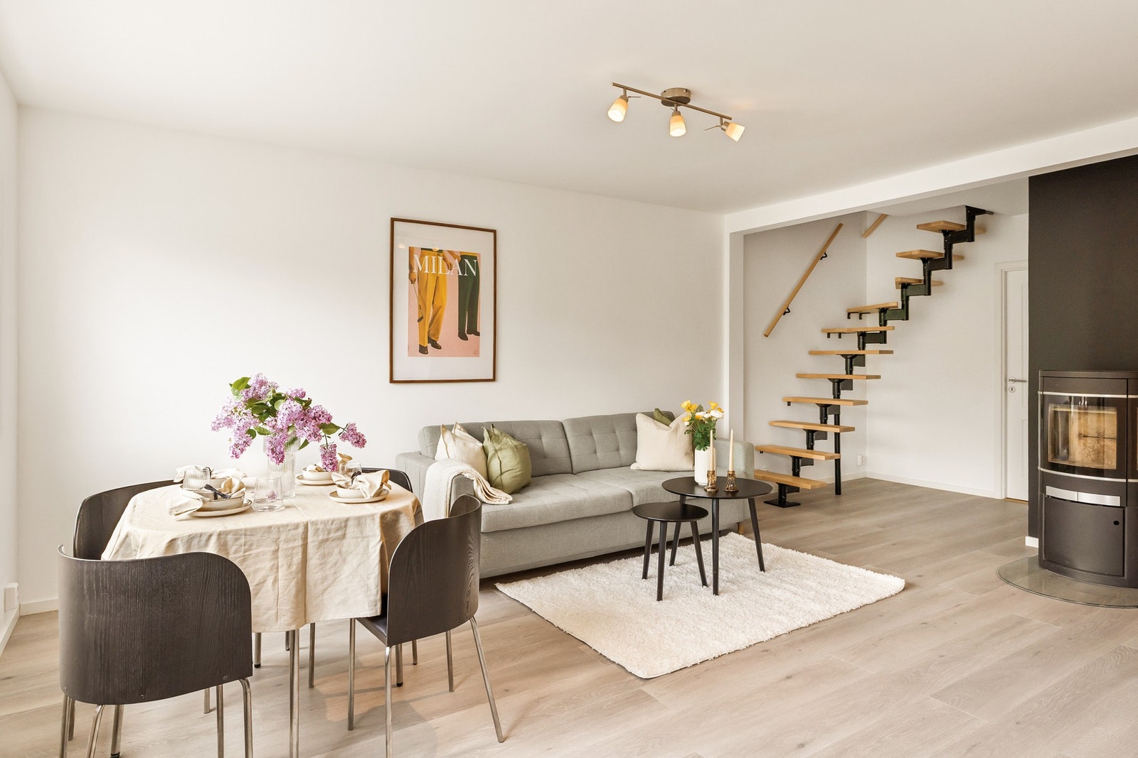 Fra gangen er det en naturlig inngang til boligens samlingspunkt. Galleribilde