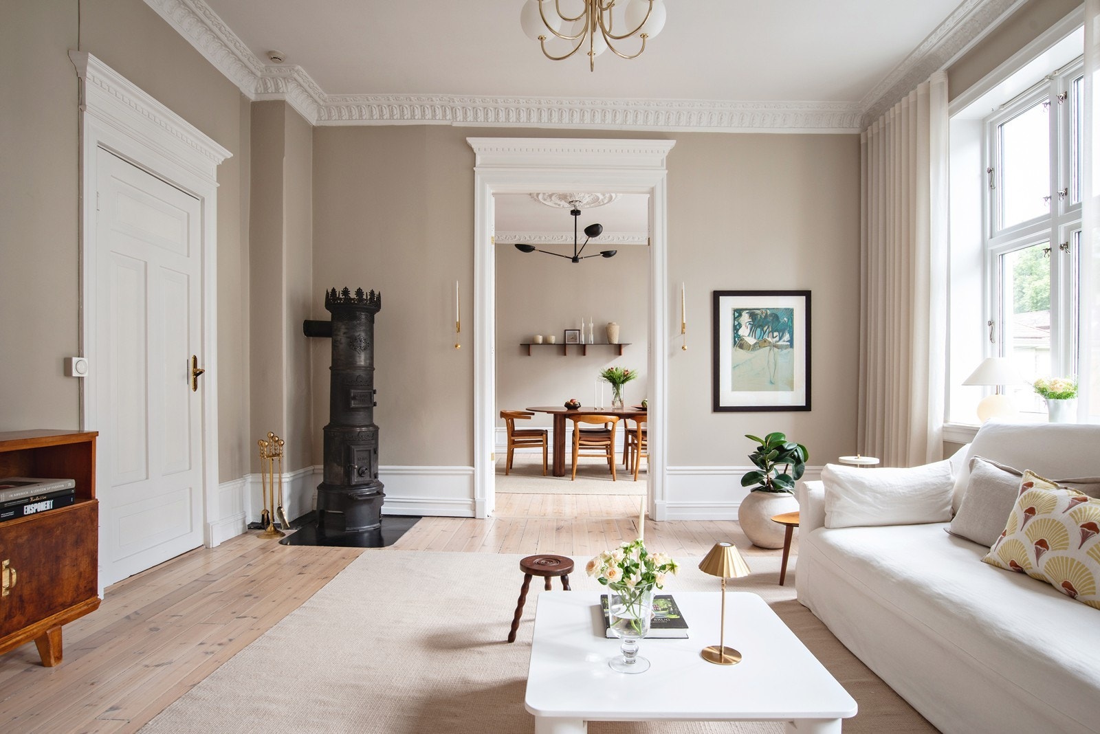 En klassisk støpejernsovn er et sentralt element i stuen, og originale doble fløydører åpner inn mot kjøkkenet. Galleribilde
