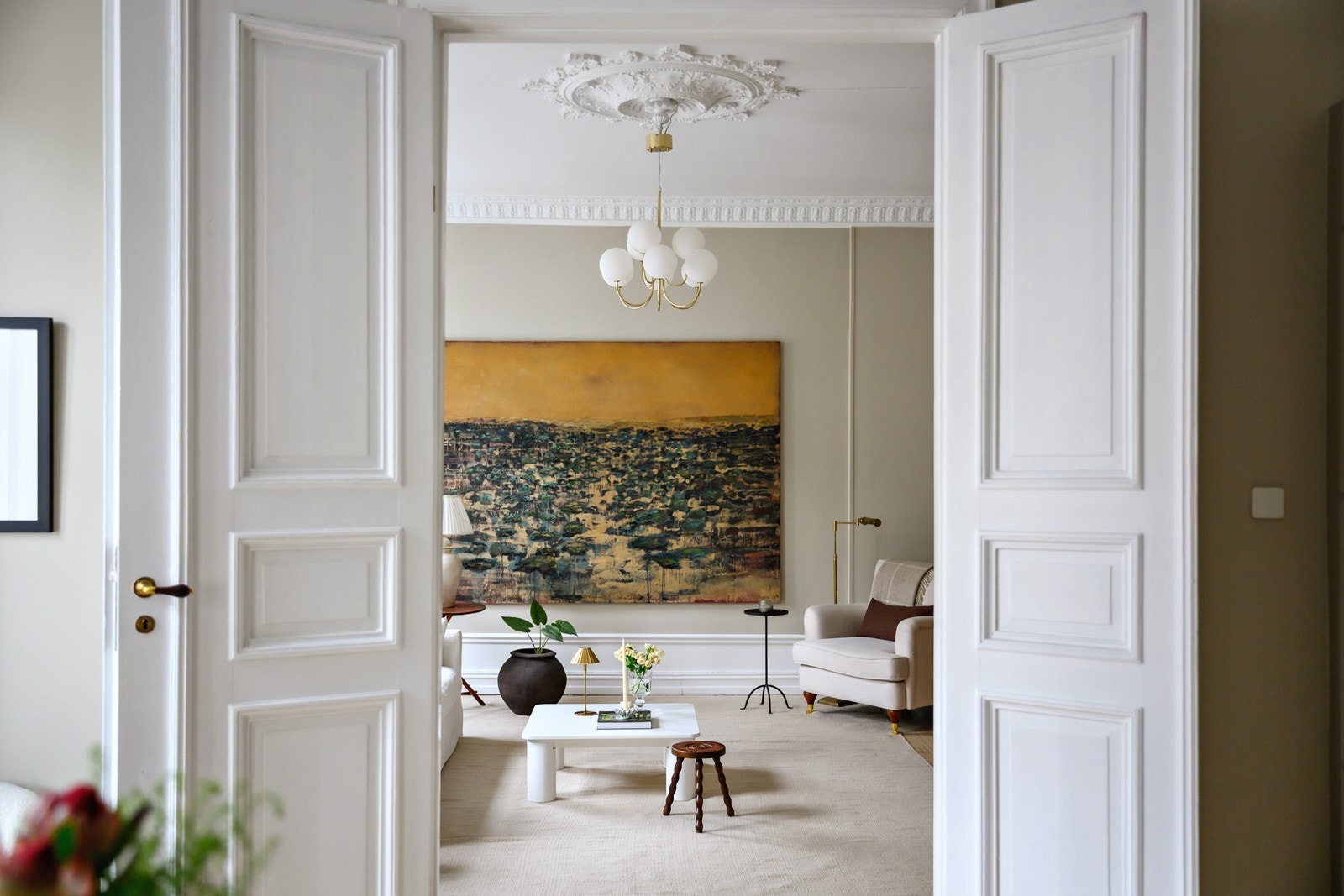 Originale, profilerte dører binder rommene sammen på en elegant måte. Galleribilde