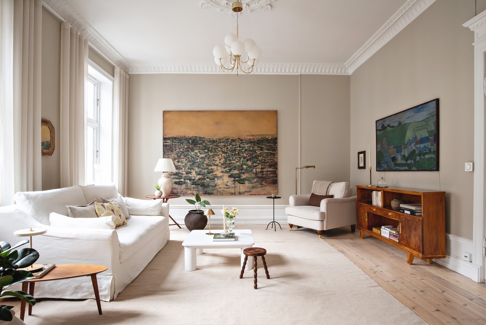 Leiligheten har en imponerende takhøyde på rundt 3 meter, med vakker stukkatur og rosett som gir en luftig og klassisk atmosfære. Galleribilde
