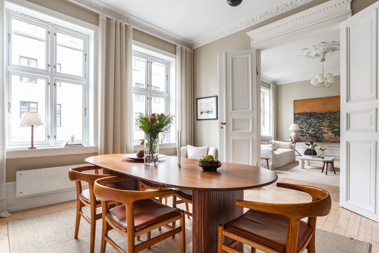 Kjøkkenet har god plass til et stort spisebord, ideelt for måltider og sosiale lag. Galleribilde