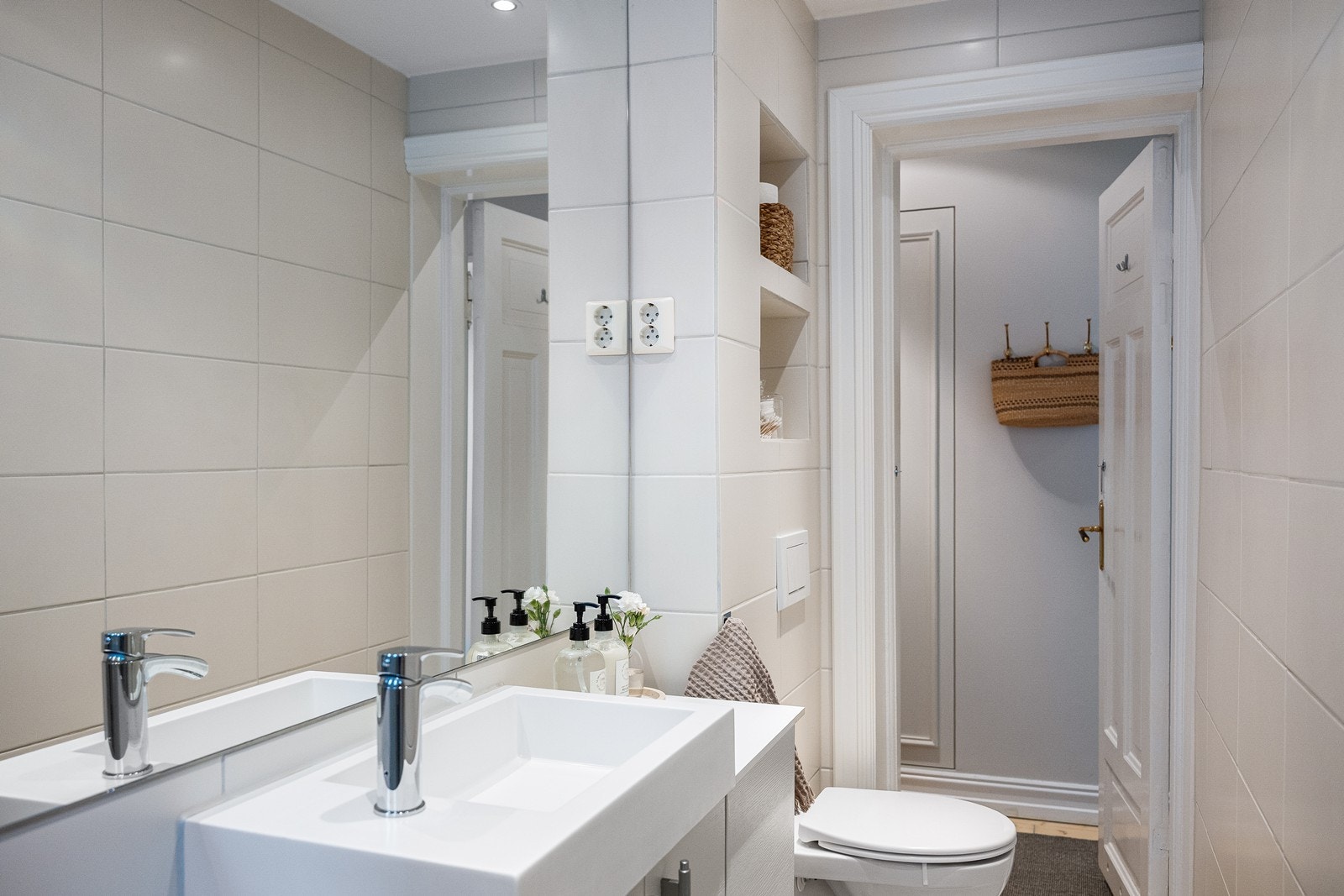 Badet er utstyrt med vegghengt toalett, servantinnredning og dusjhjørne. Galleribilde