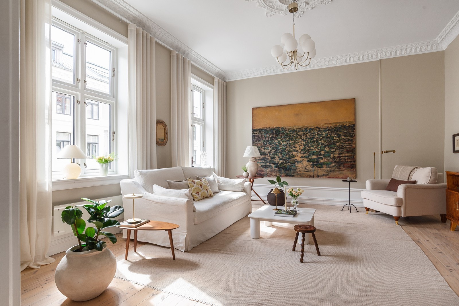 Stuen er romslig og gir god plass til både sofagruppe og sosiale sammenkomster. Galleribilde