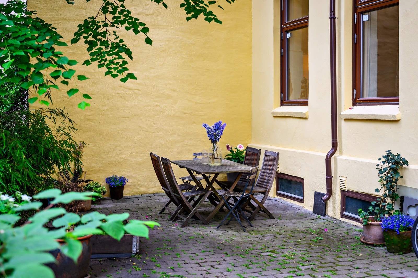 Hyggelig, felles bakgård med sitteplasser. Galleribilde
