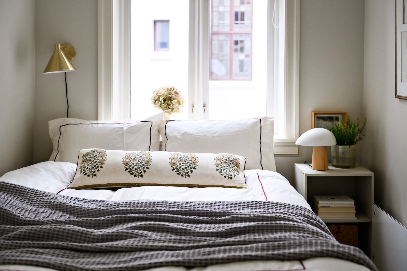 Det ene av to soverom, begge vendt mot den stille bakgården. Galleribilde