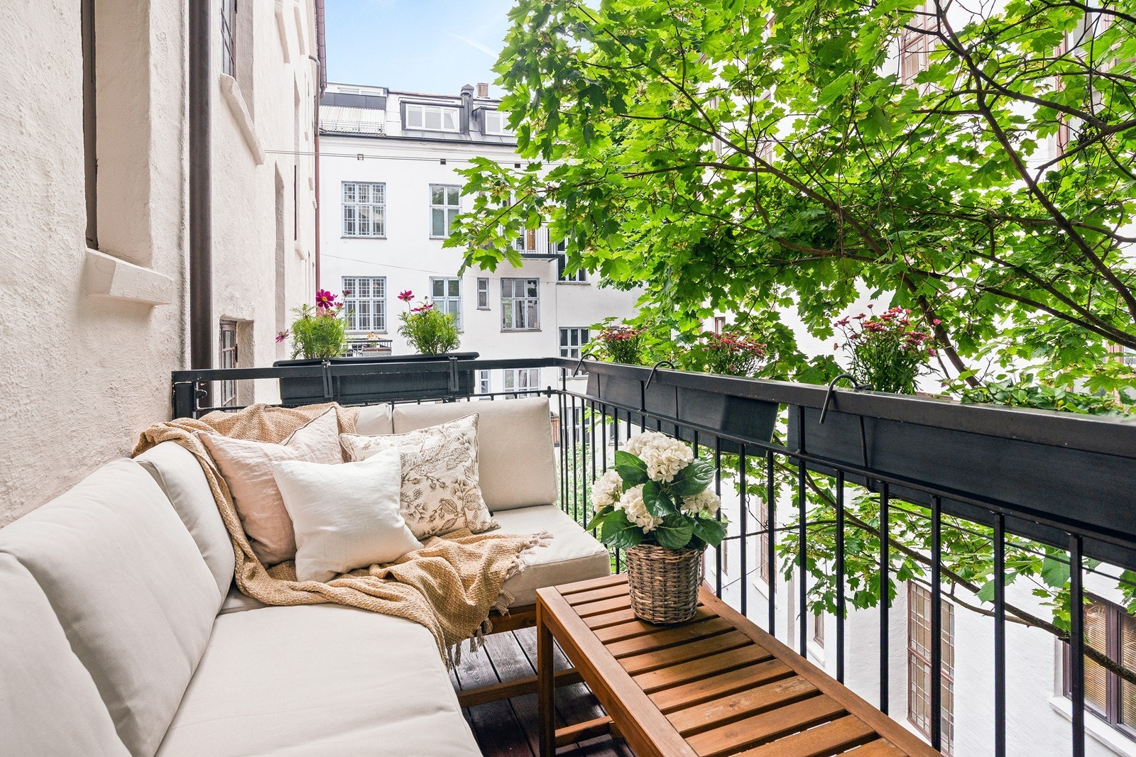 Balkongen på 4,7 kvm er en skjermet oase vendt mot den rolige bakgården. Her er det god plass til en sittegruppe. Galleribilde