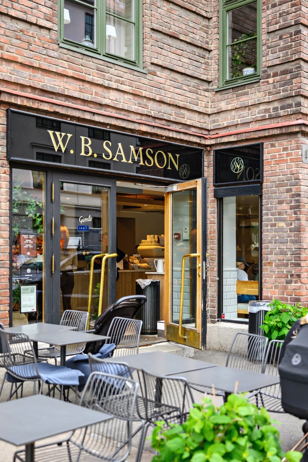 W.B. Samson har hyggelig uteservering og ligger rett rundt hjørnet. Galleribilde