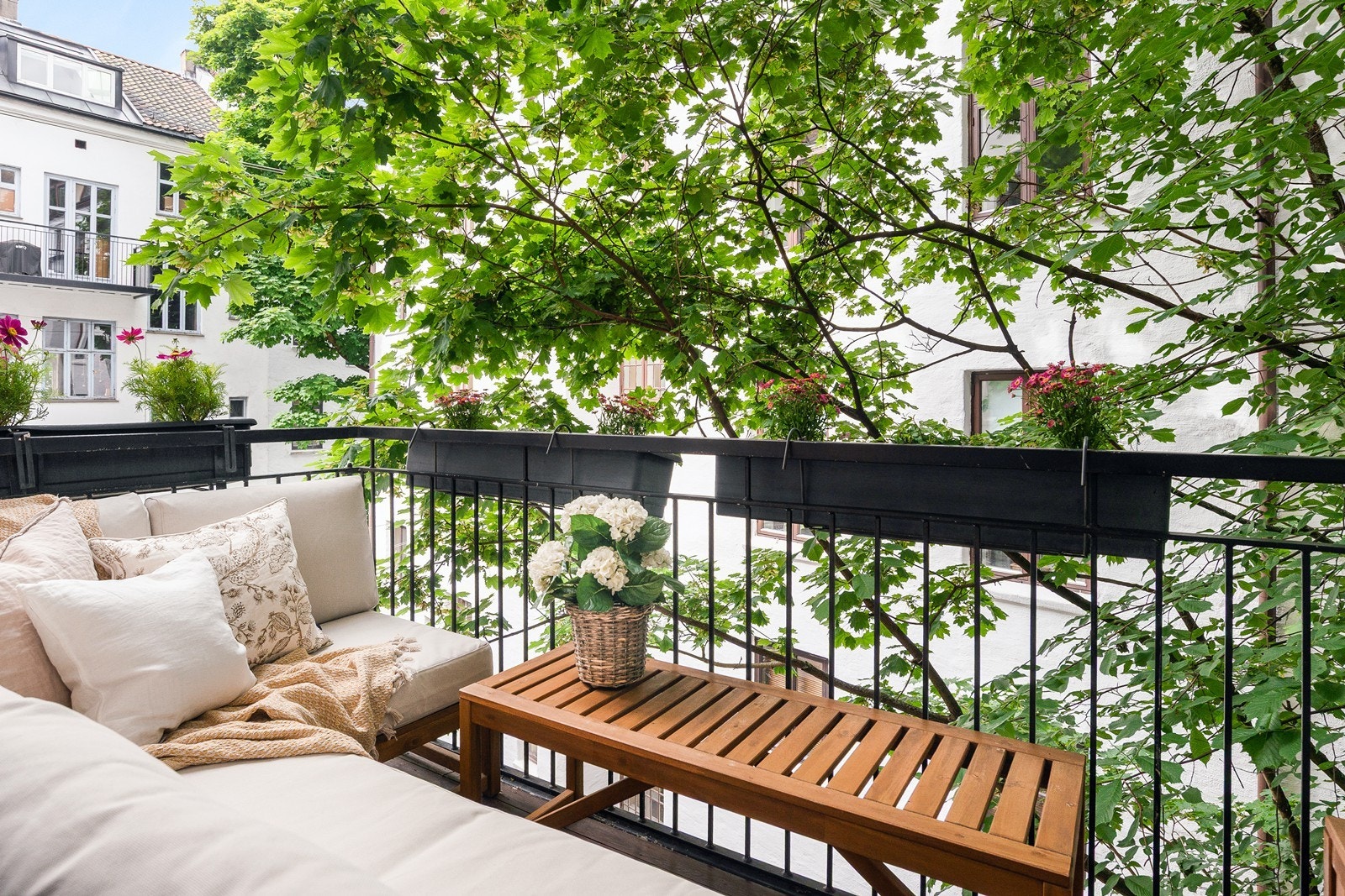 Balkongen har ettermiddagssol. Balkongen er bygget i stålkonstruksjon med terrassebord på dekket. Galleribilde