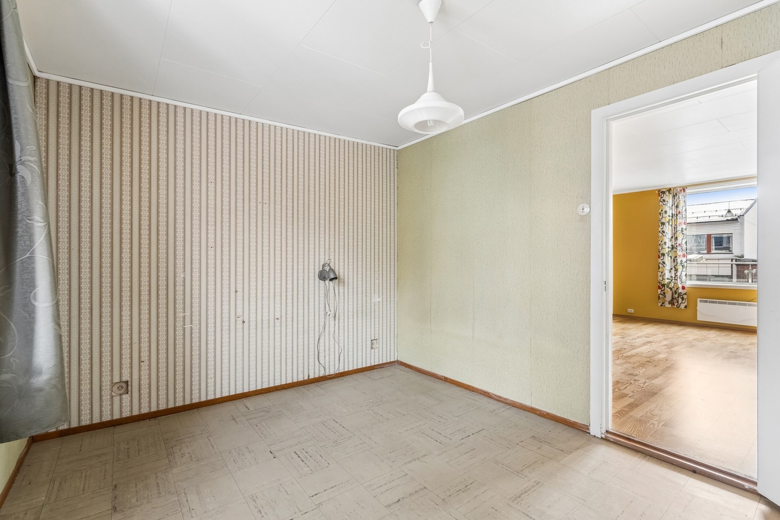 Hovedsoverommet har linoleumsfliser på gulvet. Galleribilde