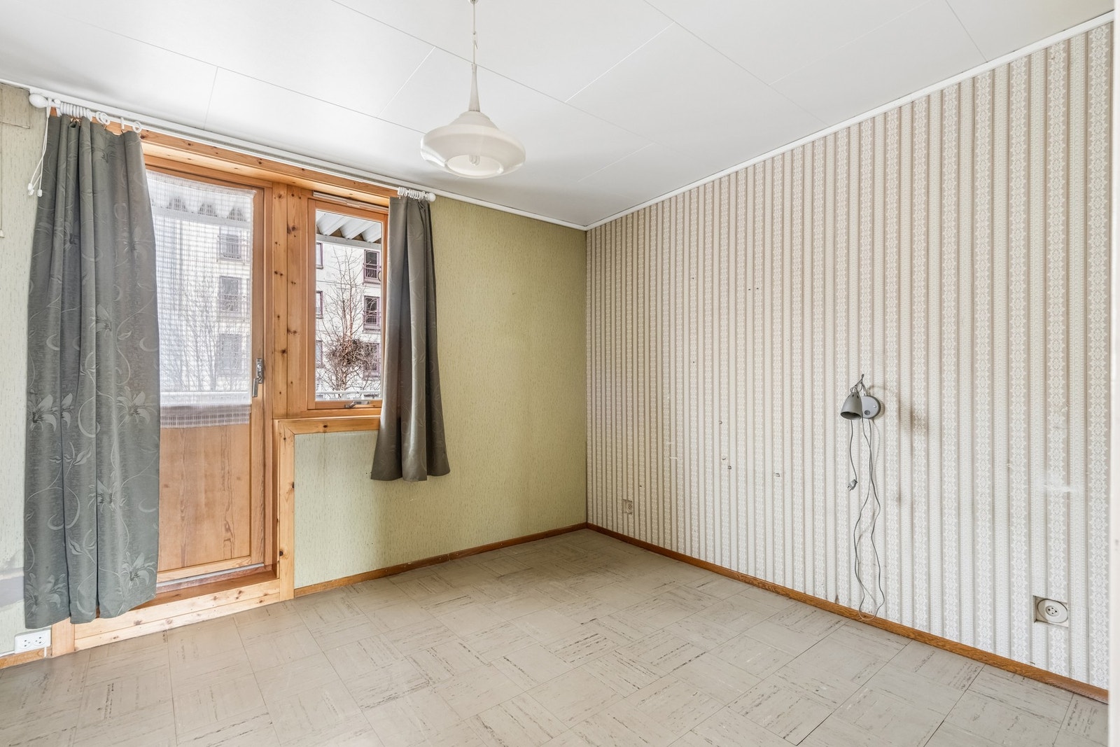 Balkongdøren fra hovedsoverommet er en isolert tredør med 2-lags isolerglassfelt. Galleribilde