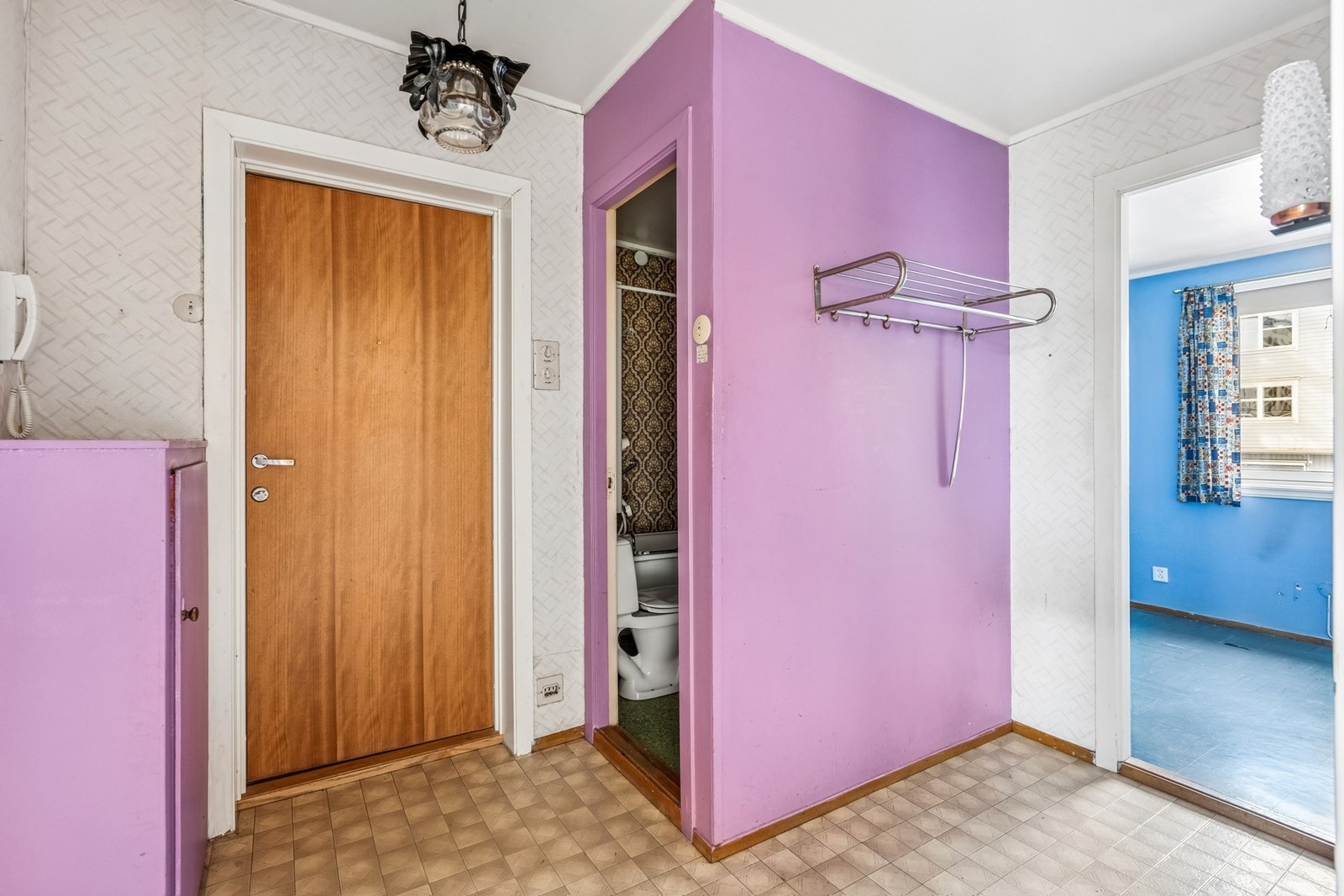 Entréen gir adkomst til badet og de øvrige rommene i leiligheten. Galleribilde