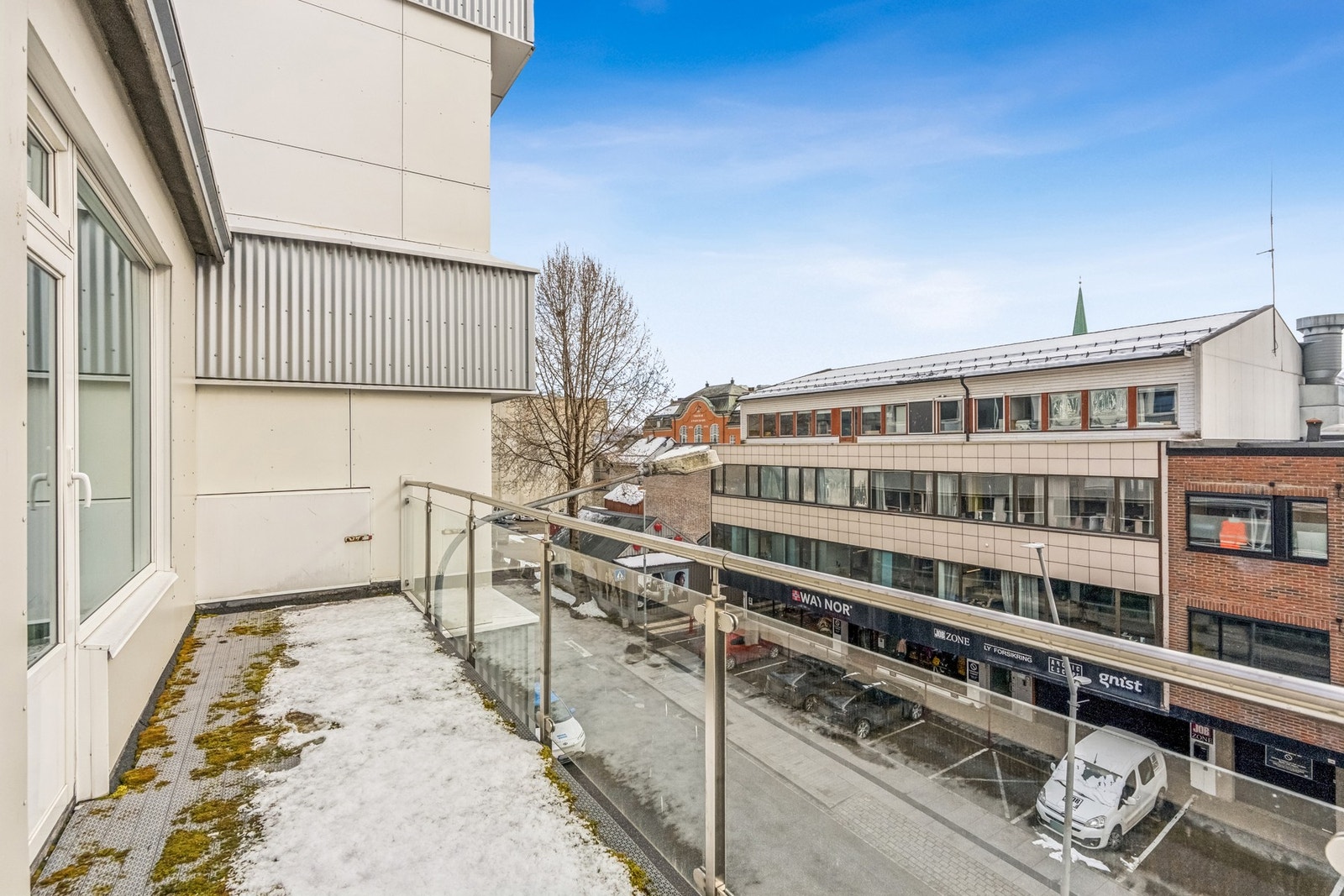 Uteplassen gir utsyn over gatelivet rett utenfor. Galleribilde
