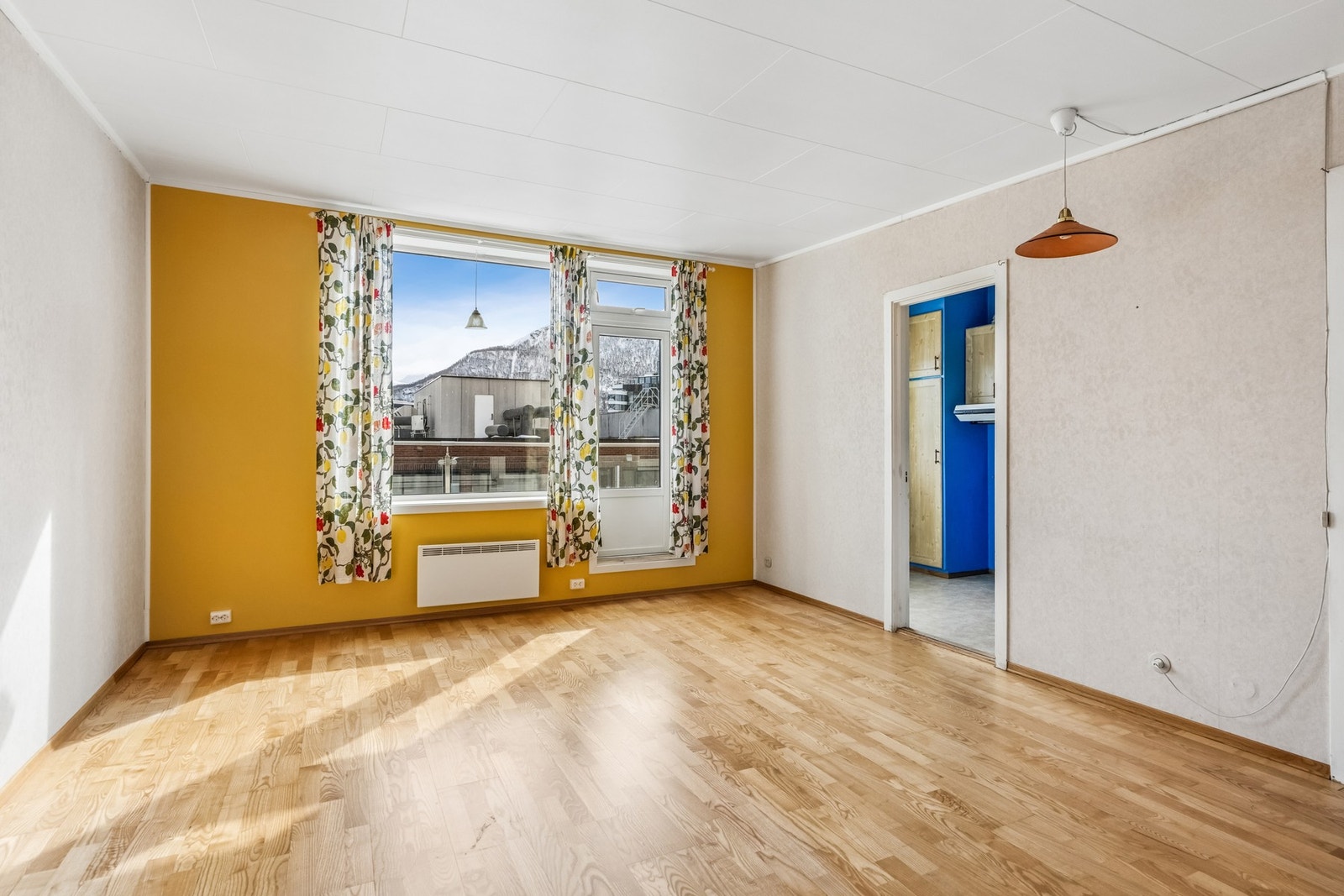Vinduer og balkongdør mot øst er fra 2005 og har 2-lags isolerglass. Galleribilde