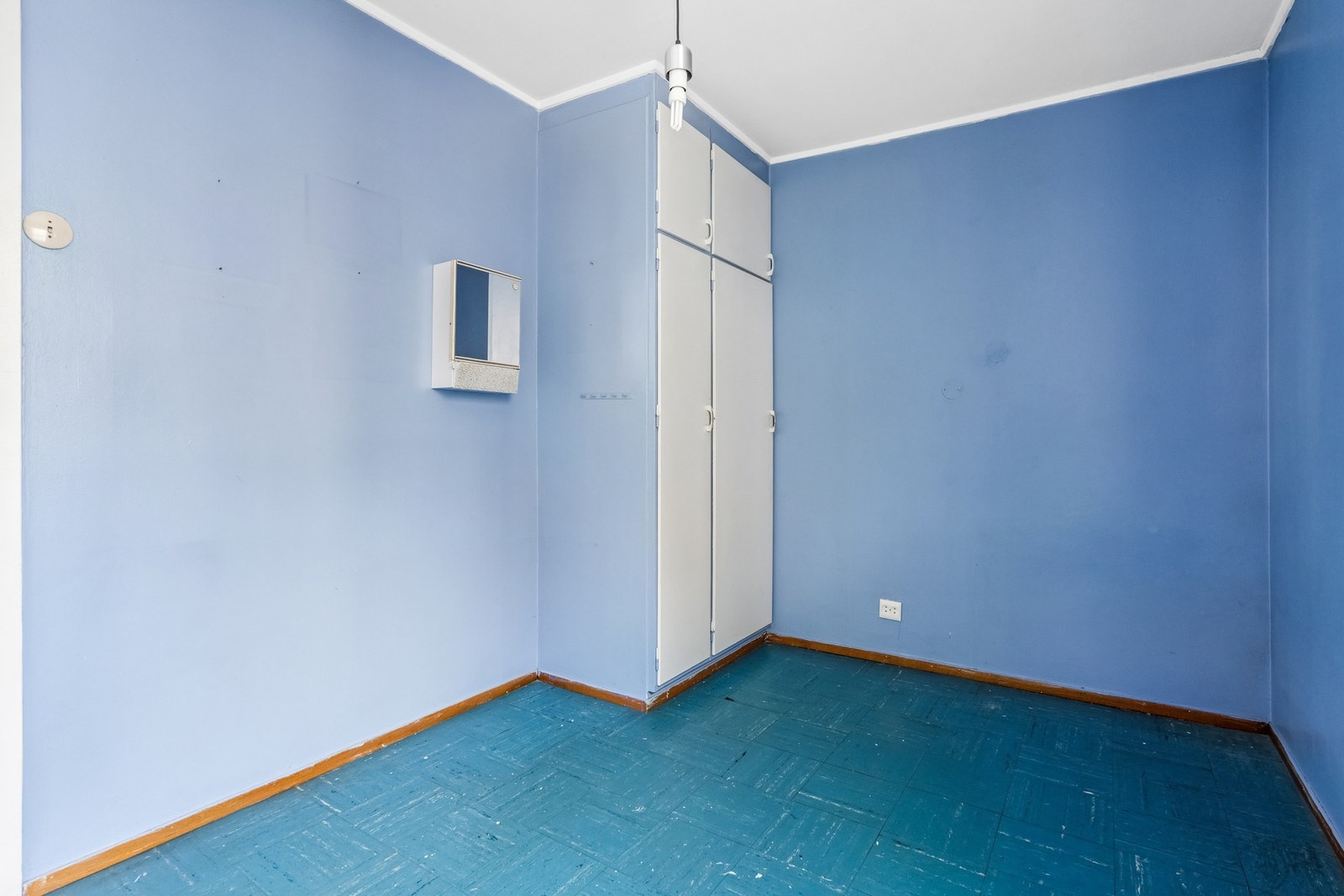 Det ene soverommet er innredet med garderobeskap. Galleribilde