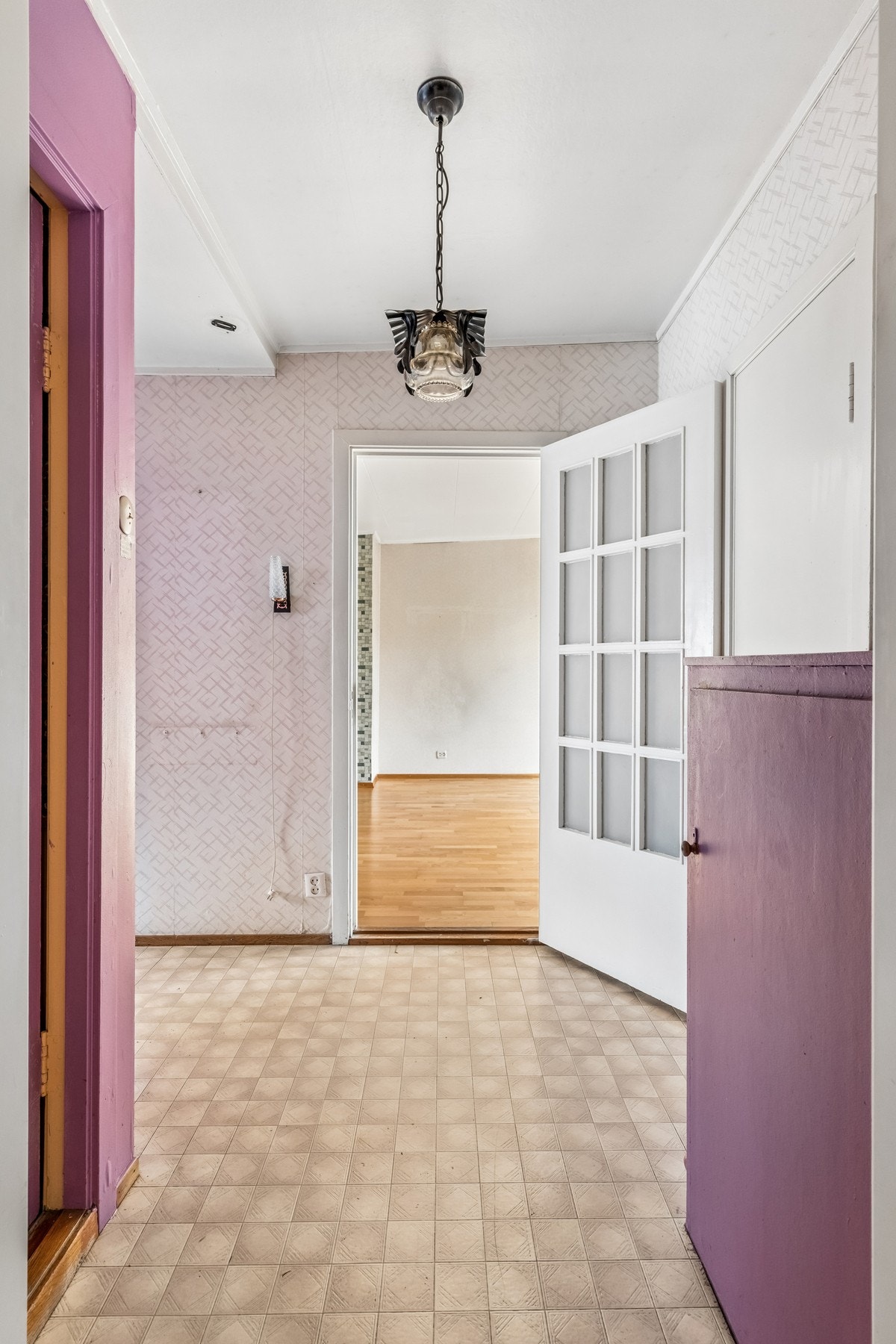 Fra entréen fører en dør med glassfelt inn til stuen. Galleribilde
