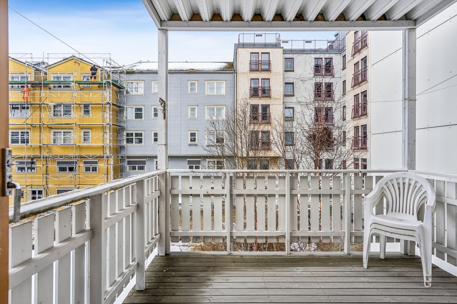 Den vestvendte terrassen har takoverbygg og malt rekkverk i tre. Galleribilde