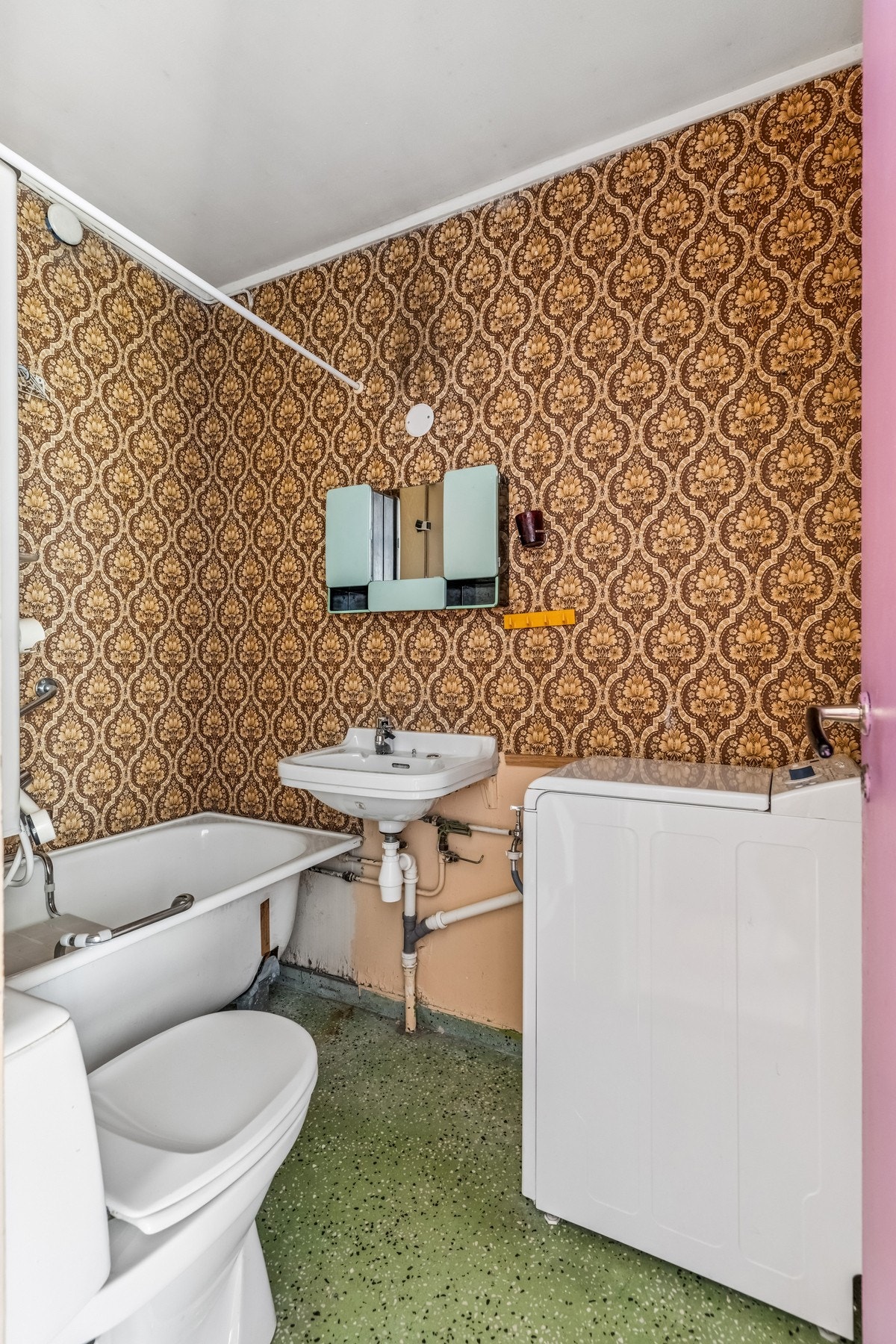Badet er fra byggeåret og inneholder badekar, toalett, servant og opplegg for vaskemaskin. Galleribilde