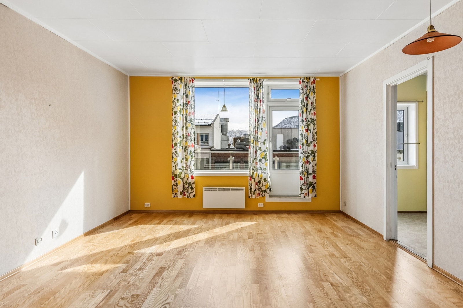 Stuen har utgang til en østvendt terrasse på cirka 9,5 m². Galleribilde