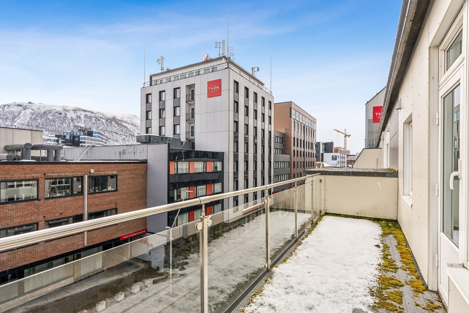 Den østvendte terrassen har rekkverk av aluminium og glass. Galleribilde