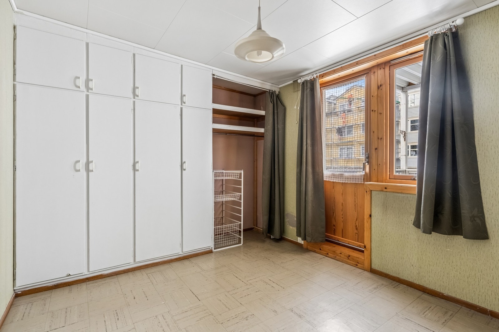 Fra hovedsoverommet er det utgang til en takoverbygget, vestvendt terrasse på cirka 9,7 m². Galleribilde