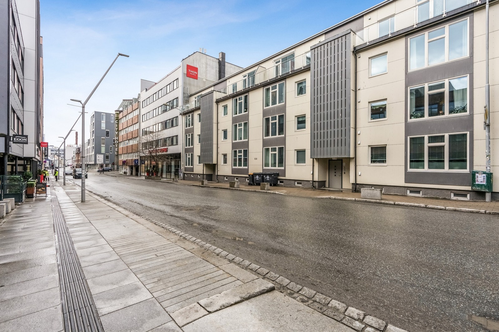 Svært godt kollektivtilbud med busstopp kun et par minutters gange fra leiligheten. Galleribilde
