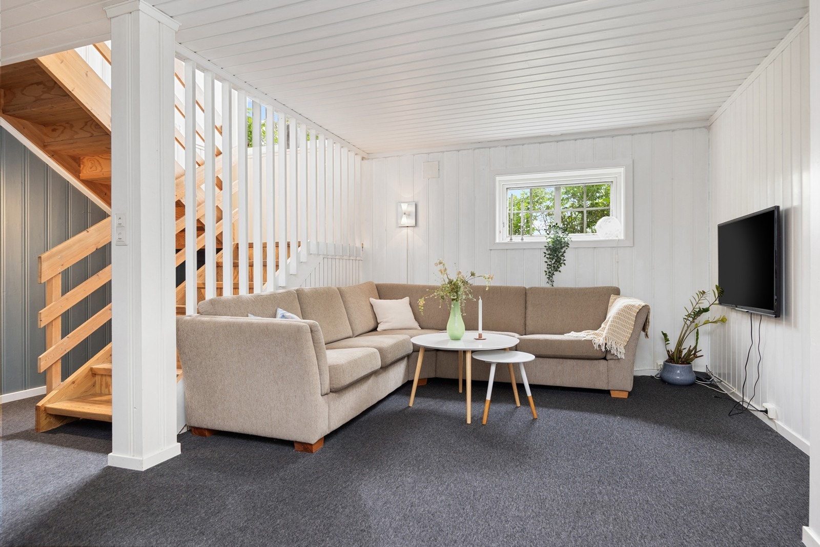 Praktisk kjellerstue som bidrar til flere sosiale soner og større frihet for hele familien. Galleribilde