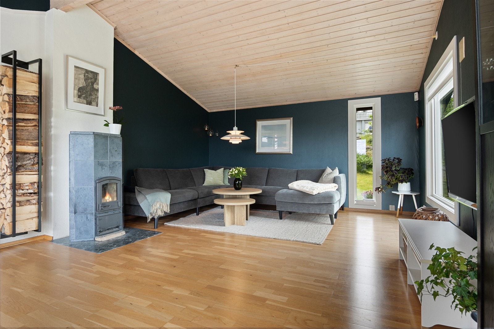 I stuen har du både vedovn og varmepumpe. Galleribilde