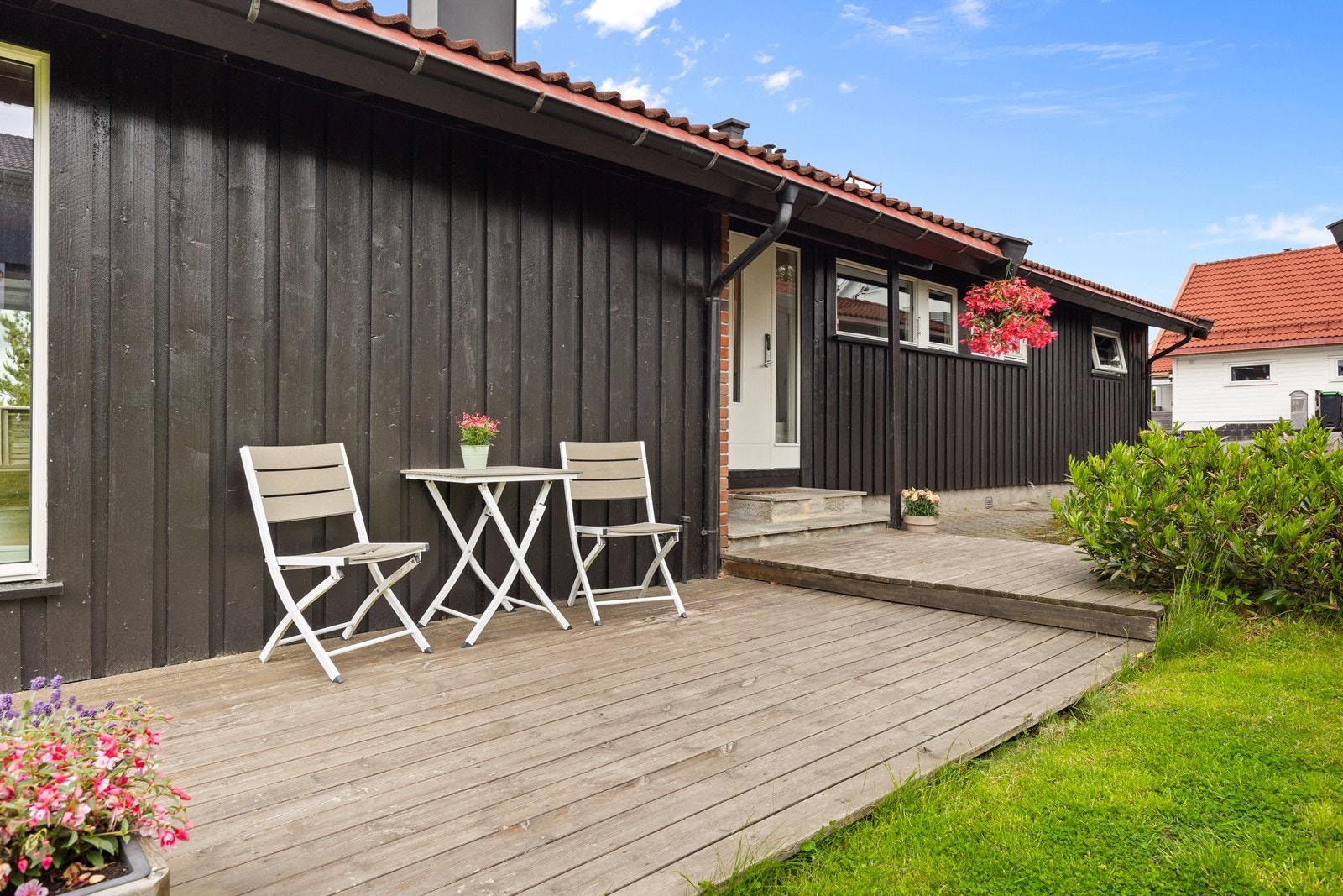 Eiendommen byr på flere solrike uteplasser. Terrassen ved inngangsparti er på ca. 14 kvm. Galleribilde