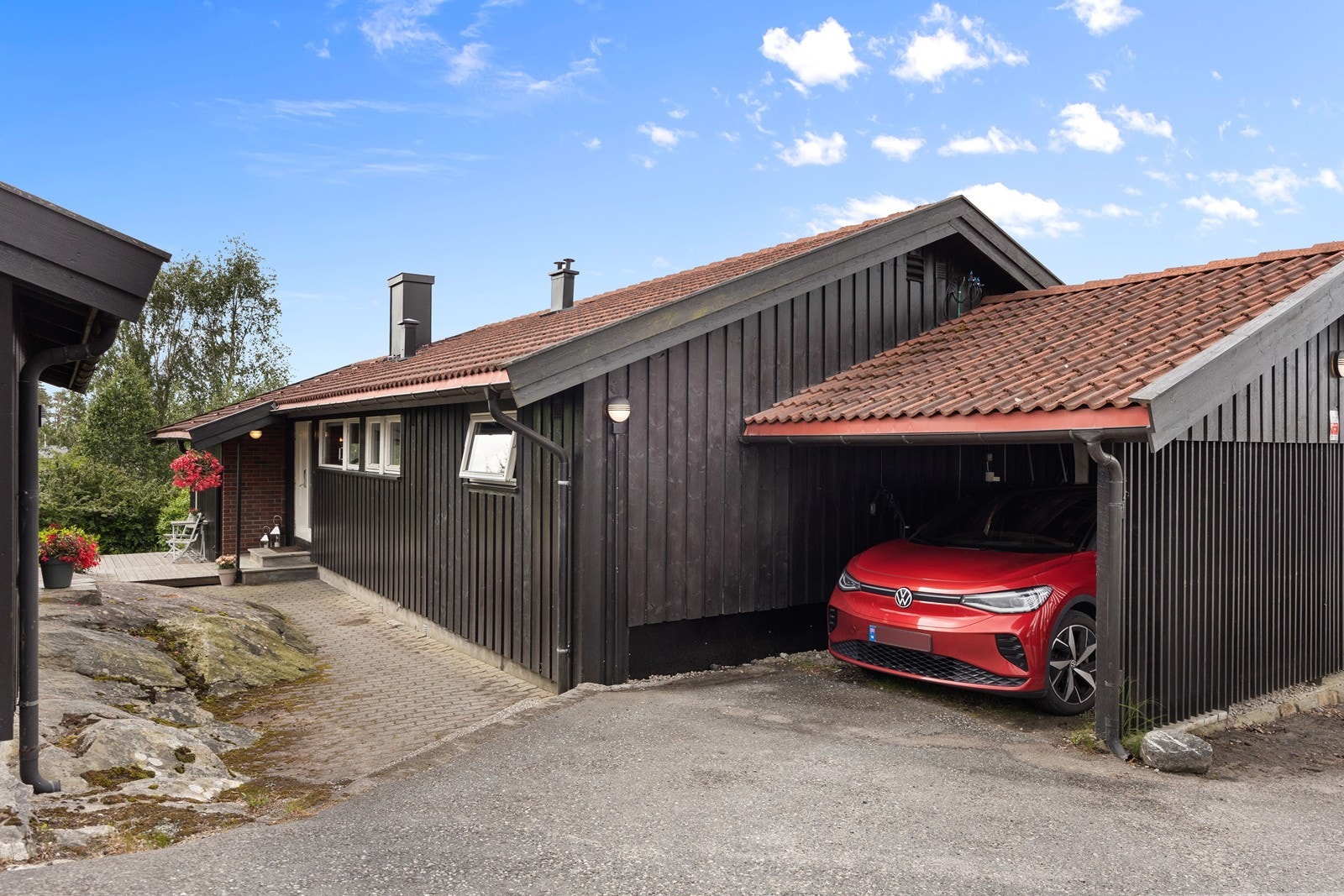 Det er montert elbillader i carport. Galleribilde