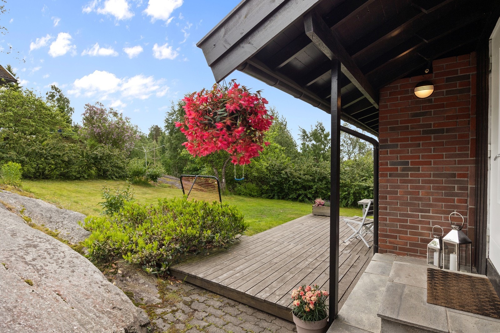 Tomten er pent opparbeidet med plen og beplantning. Galleribilde