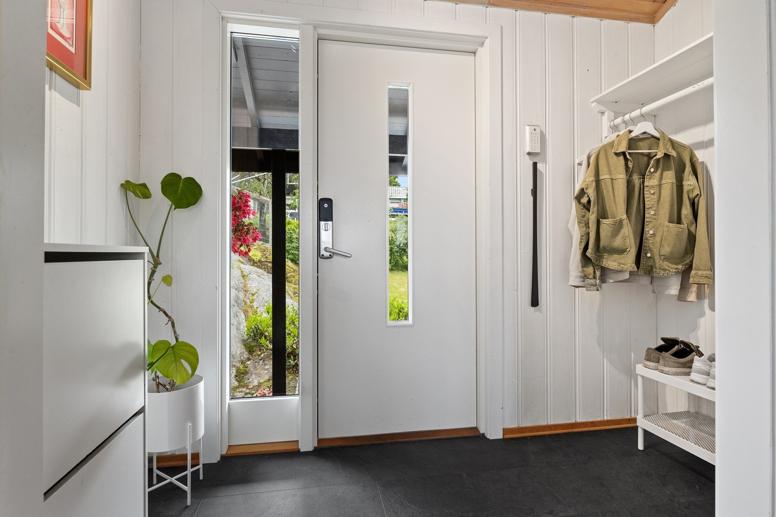 Velkommen inn! Ytterdøren ble byttet i 2020 og er installert med yale doorman. Galleribilde