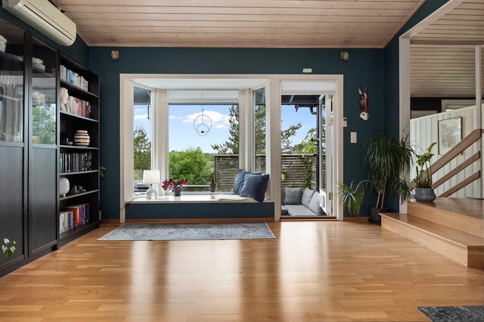 Karnappet gir stuen særpreg og slipper inn rikelig med dagslys. Galleribilde