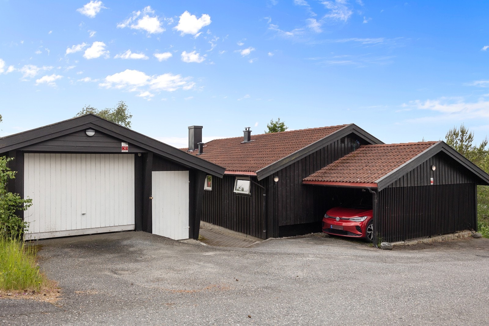 Tomten har rikelig med parkeringsmuligheter, både i garasje og carport - det er montert elbillader i carport. Galleribilde