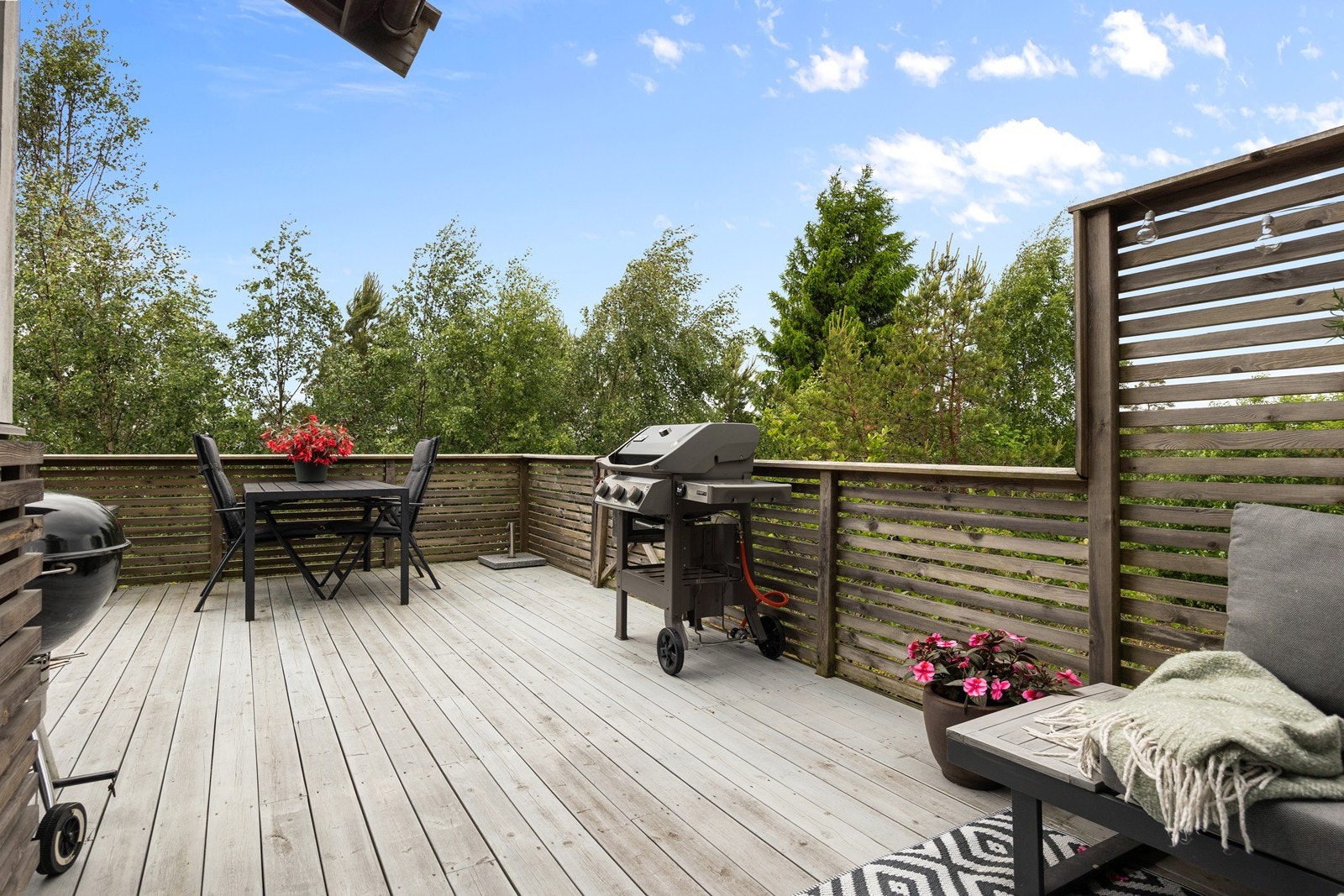 Den romslige verandaen på 38 m² har rikelig med plass til både spisebord og loungegruppe. Galleribilde