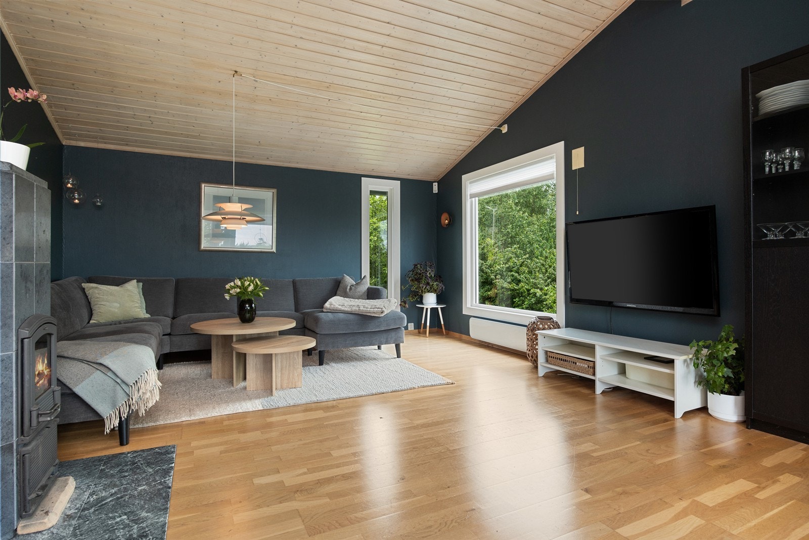 Stuen har en god takhøyde og er enkel å møblere. Galleribilde