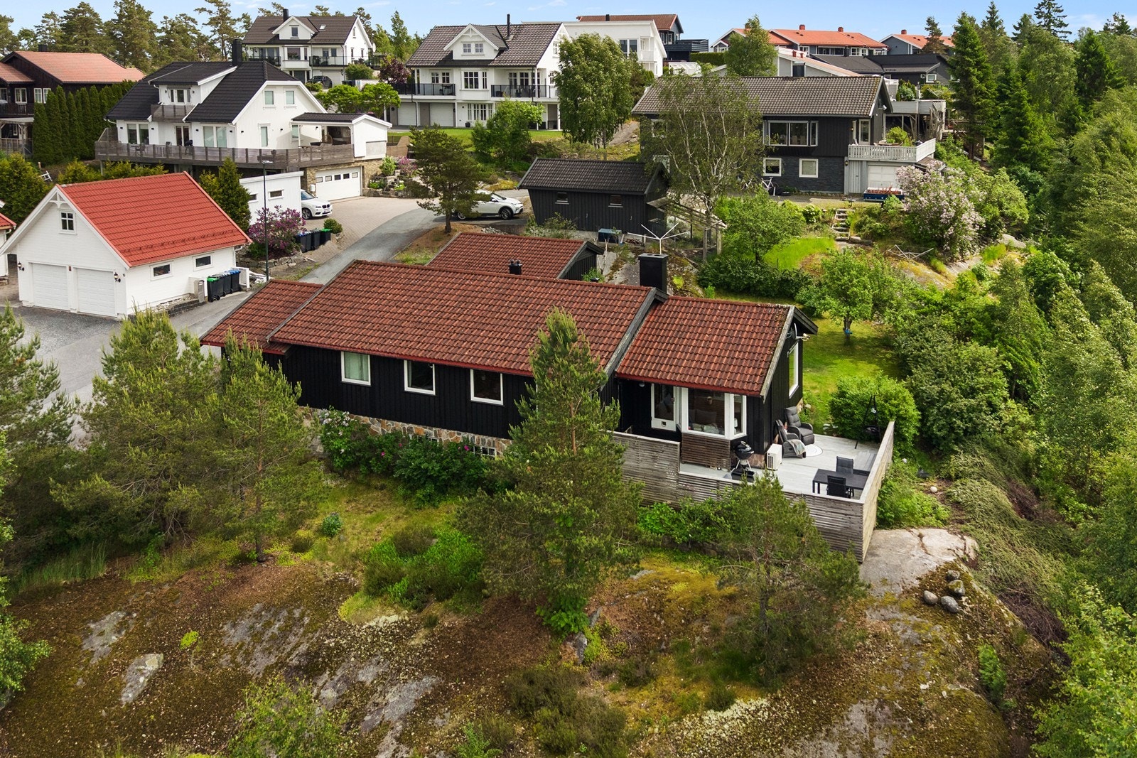 Tomten er på over ett mål og kombinerer naturtomt med hage. Galleribilde