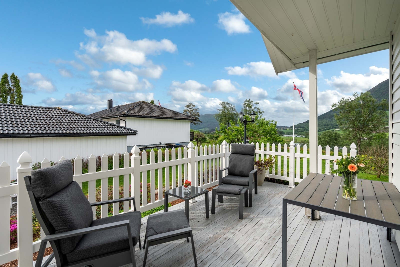 Terrasse med utgang fra stuen Galleribilde