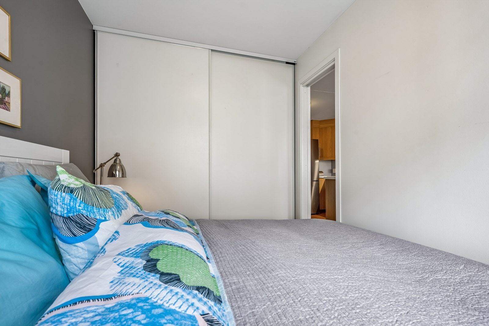 En romslig skyvedørsgarderobe gir god utnyttelse av plassen. Galleribilde