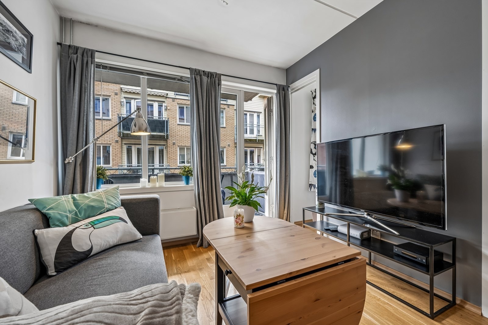 Stuen har plass til sofa og media-møblement. Oppvarming skjer via radiatorer tilknyttet fjernvarme. Galleribilde