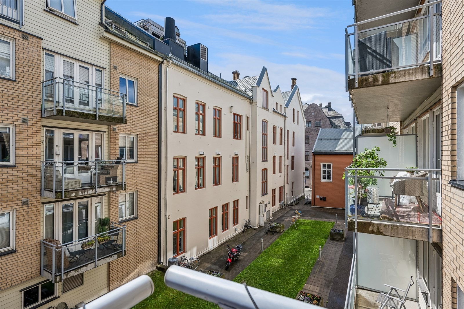 Balkongen har utsyn til bygårdens indre gårdsrom. Galleribilde