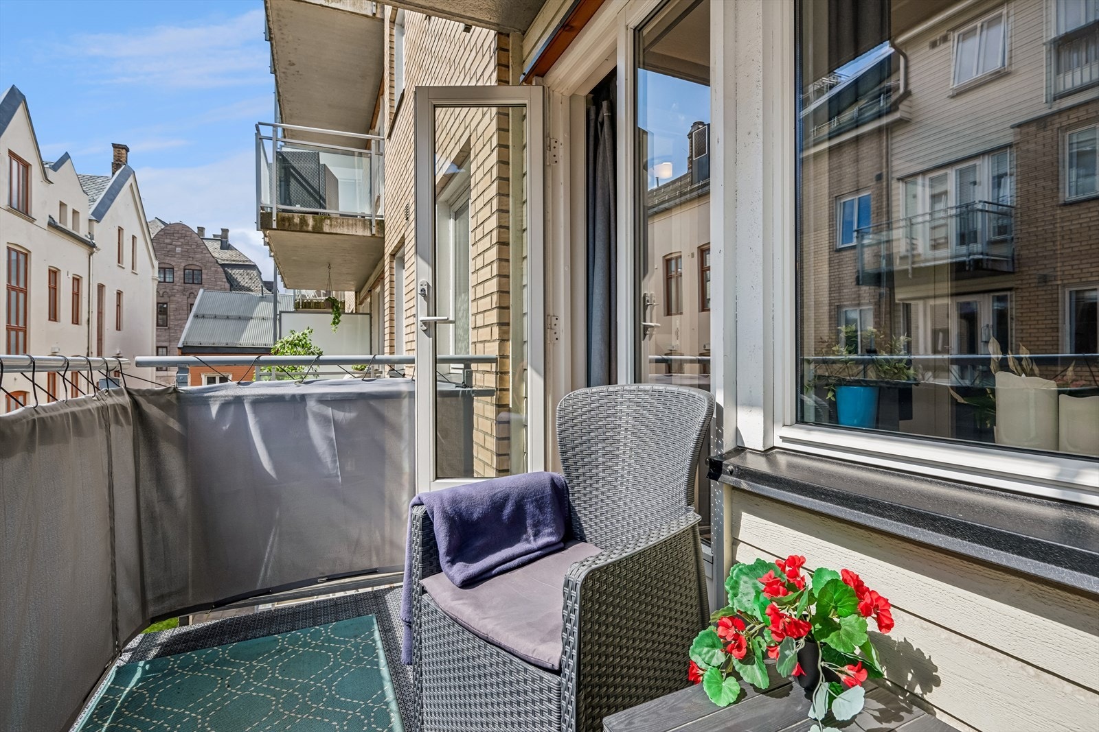 Fra stuen er det utgang til vestvendt balkong. Galleribilde