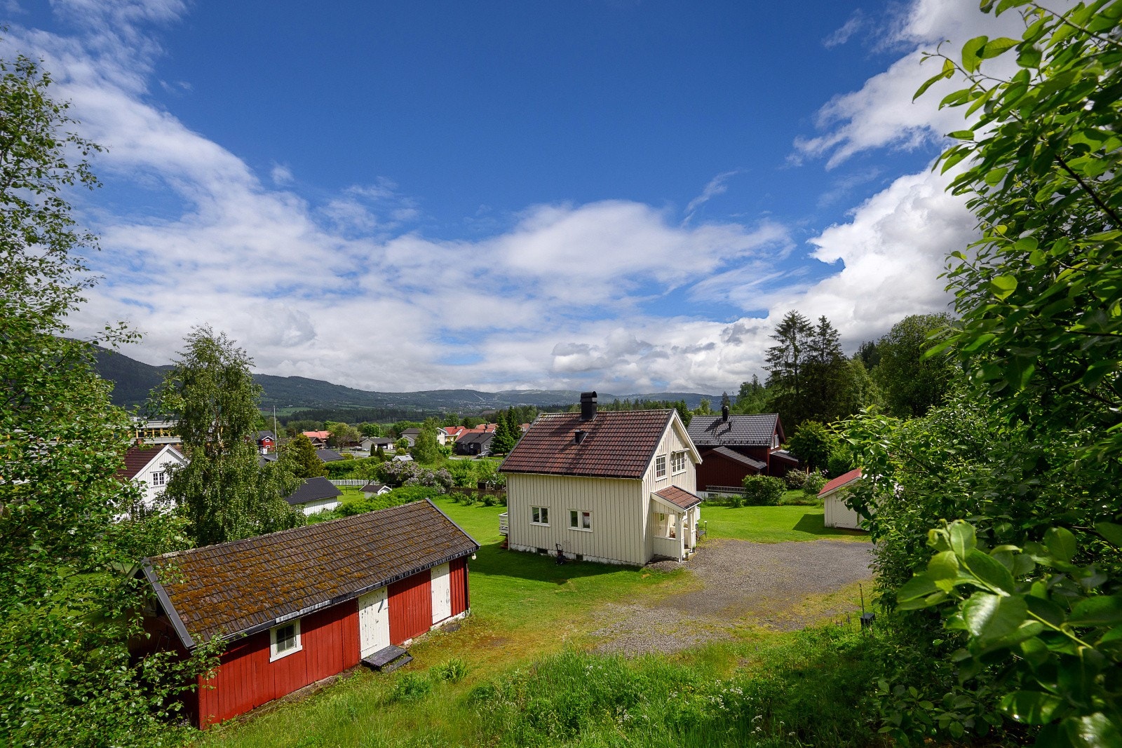 Stor, gruset gårdsplass med gode parkeringsmuligheter, i tillegg til garasje. Galleribilde
