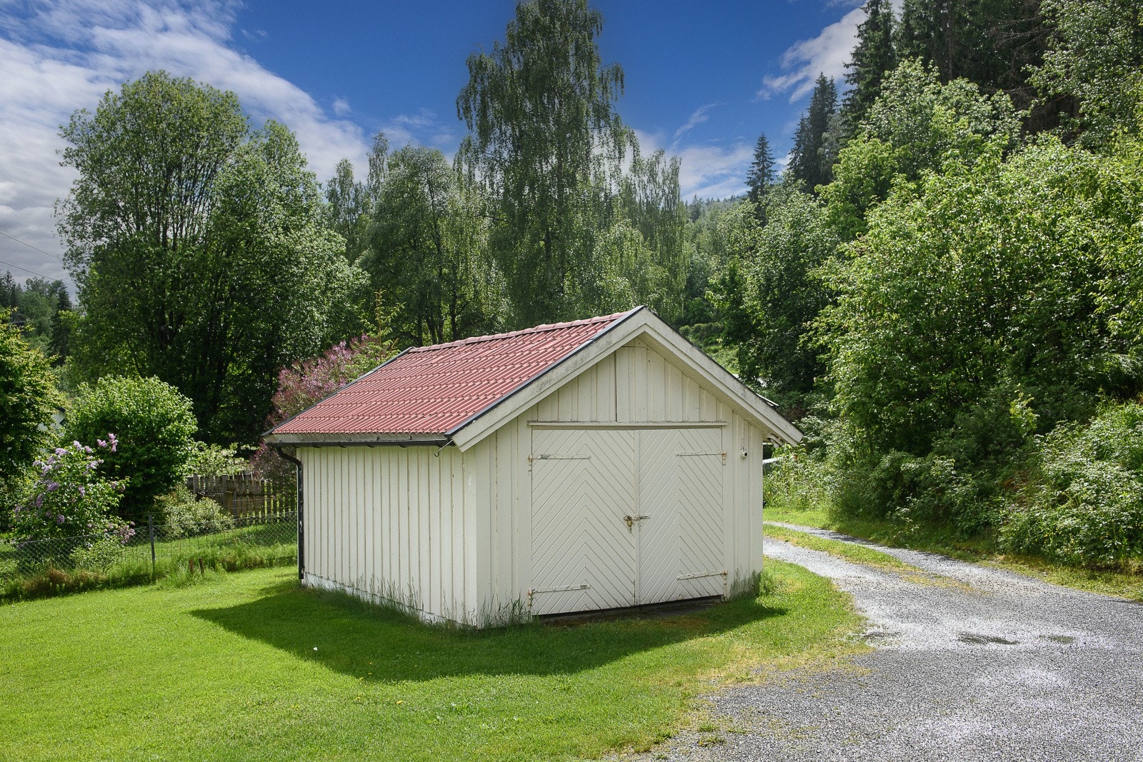 På eiendommen er det en frittstående garasje fra 1972. Galleribilde