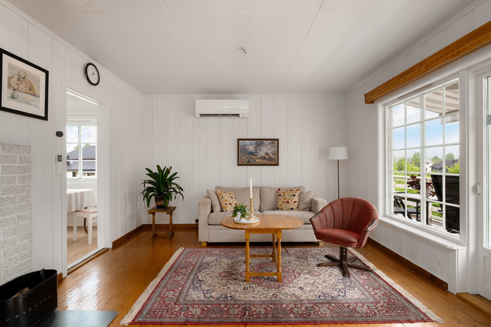 Store vindusflater gir godt med dagslys inn i stuen. Galleribilde