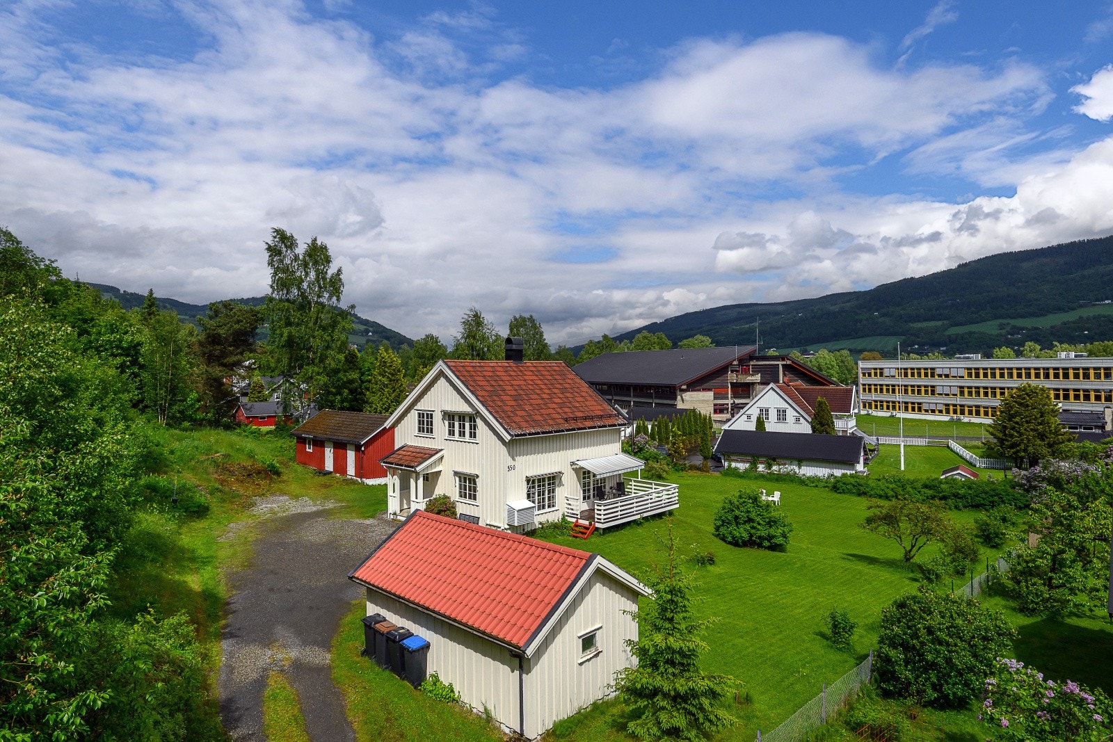 Eiendommen byr på en stor tomt på ca. 1 629 m² med marka som nærmeste nabo, og gangavstand til Jørstadmoen barneskole. Galleribilde