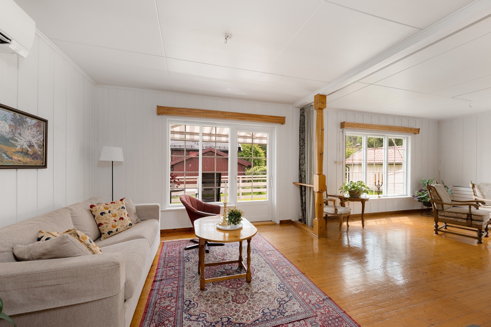 Vinduene rammer inn utsikten mot hagen og nærområdet. Galleribilde