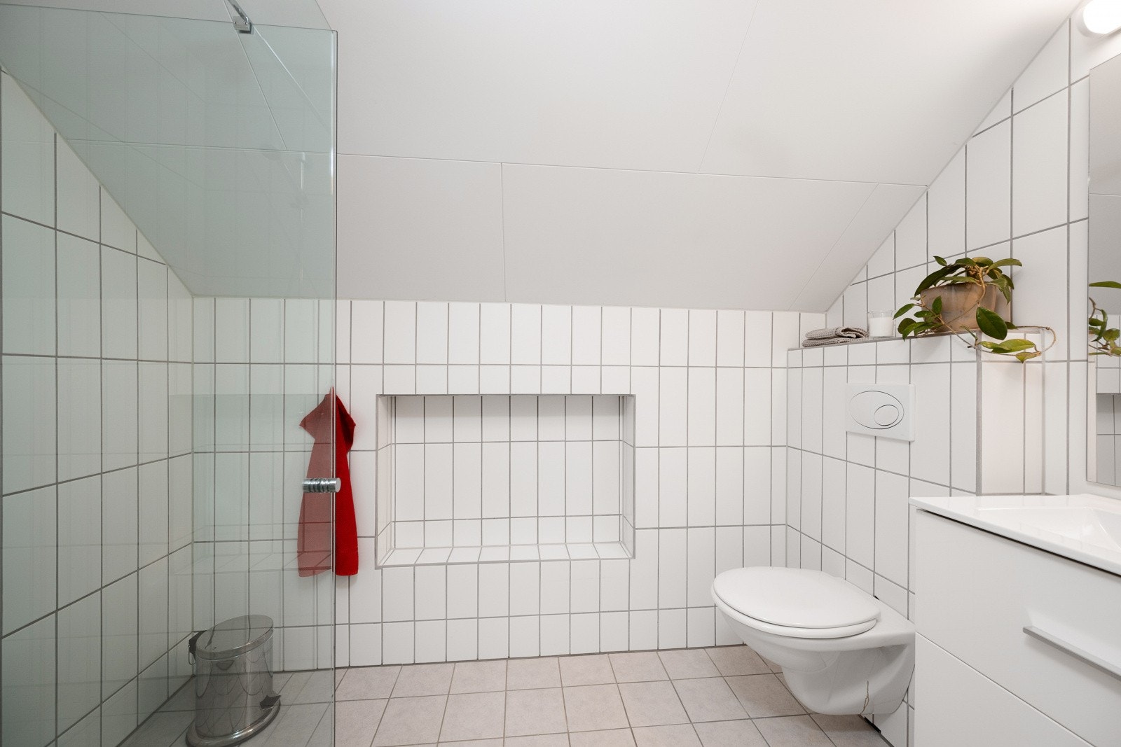 Badet er fra 2010 og har fliser på vegger og gulv med gulvvarme. Galleribilde