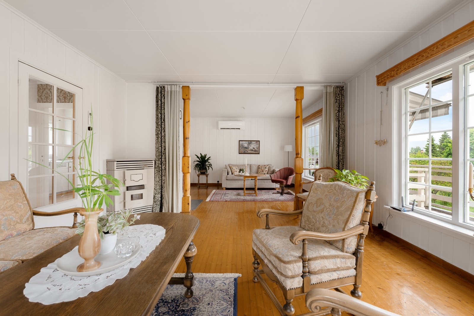 Stuen er romslig og delt inn i soner, med en luft-til-luft-varmepumpe som en effektiv tilleggsvarmekilde. Galleribilde